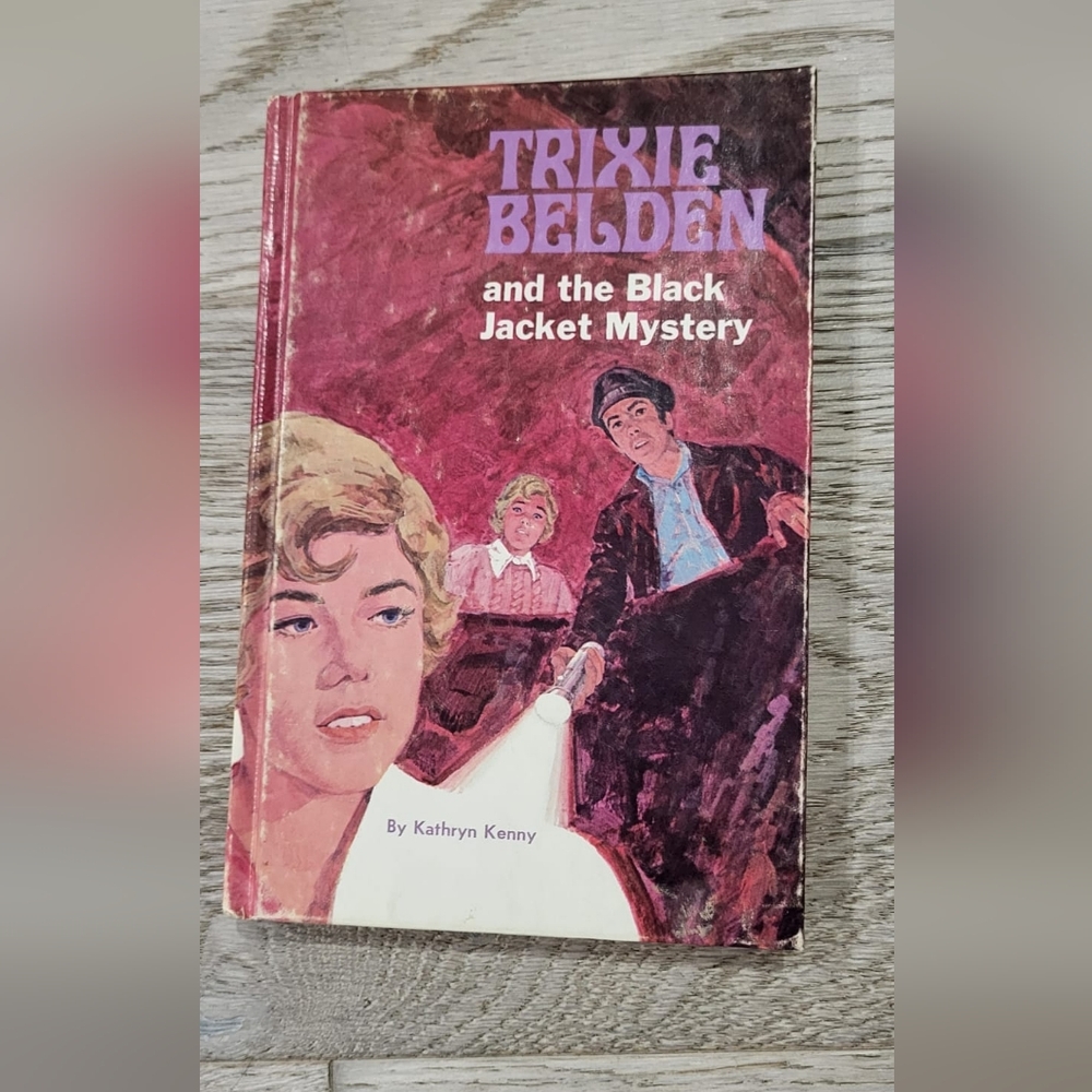 3/$30 Vintage Trixie Belden Book #8